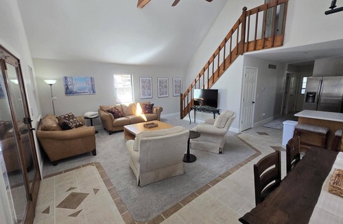 Warsaw House | Charming 3-bedroom plus extra beds in the basement living room in lovely Warsaw