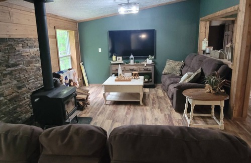 Puposky Resort | Charming 3-bedroom resort with WiFi, TV, and AC located on beautiful Gull Lake!