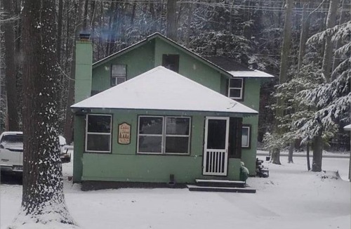 Honor Cabin | Charming 3 BR Lakefront Cottage - Gateway to Platte Lake & Sleeping Bear Dunes!