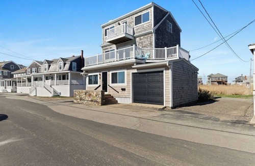 Scituate House | Charming 3 story house in Scituate surrounded by water