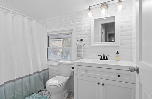 Aspinwall House | Charming 3Bedroom Near Downtown, Parking, Walkable