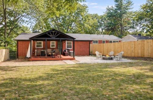 Brownsboro Zorn House | Charming 4-Bed Home with Modern Touches & Porch