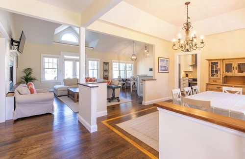 Tisbury House | Charming 4-bedroom family home with WiFi and AC in Vineyard Haven.