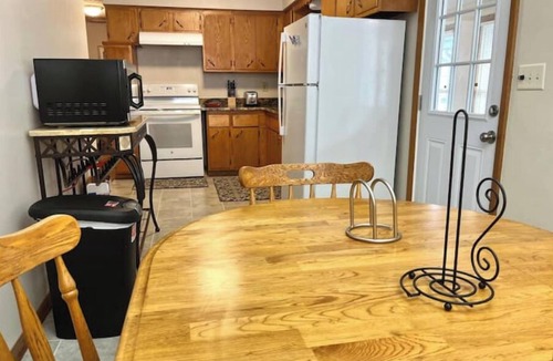 Maplewood House | Charming 4-bedroom house with AC and WiFi in Saint Paul