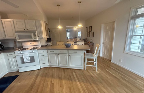 Port Clinton House | Charming 4-BR Walk to Beach, Lighthouse, Main Street & Jet Express - sleeps 10