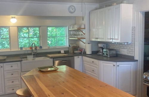 Kennebunk Cottage | Charming 5-bedroom cottage located on the tidal Kennebunk River