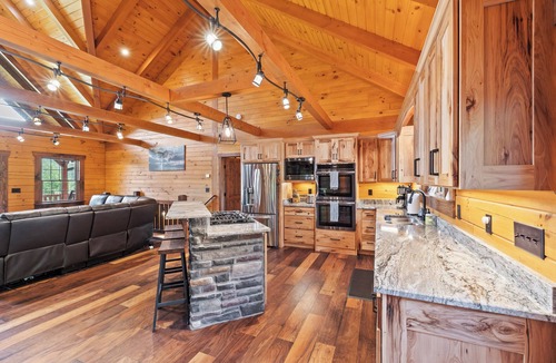 Laurelville Cabin | Charming 5-bedroom Cabin with Movie Theater, Hot Tub, and WiFi