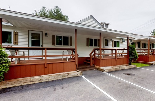 Lincoln House | Charming and causal motel in a great location with shared resort amenities