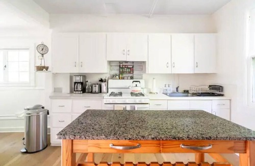 West Cornwall House | Charming and relaxing 4b farmhouse group getaway - across from covered bridge