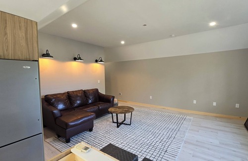 Lowell Apartment | Charming apartment with 1 bedroom and AC, WiFi in Enfield. Lake views!