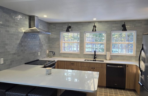 Lowell Apartment | Charming apartment with 1 bedroom and AC, WiFi in Enfield. Lake views!