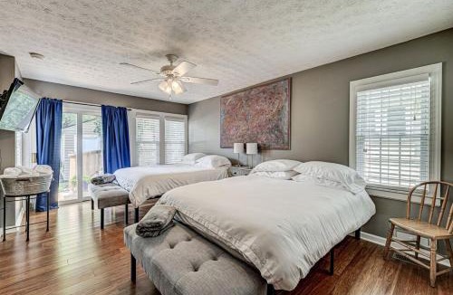 Broad Ripple House | Charming bungalow deck & fire pit- Family Friendly