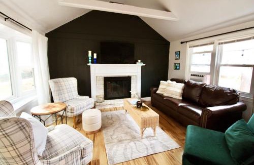 Dennis Port House | Charming Cape-Cod Cottage by Summer