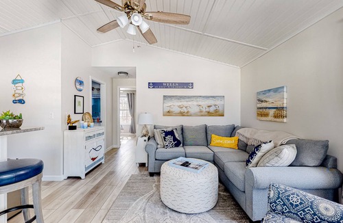 Wells Cottage | Charming coastal cottage with free WiFi, screened porch, shared pool & hot tub