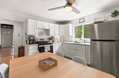 Ocean Park Cottage | Charming cottage short walk to beach!