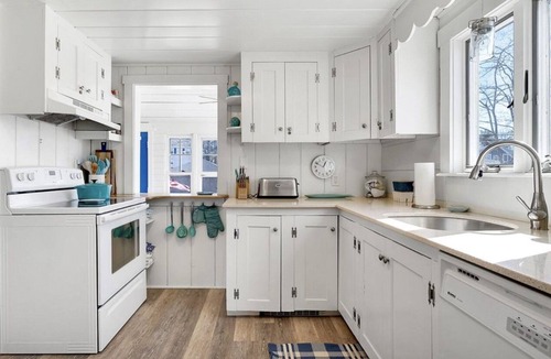 Ocean Park Cottage | Charming cottage only 3 min walk to beach!