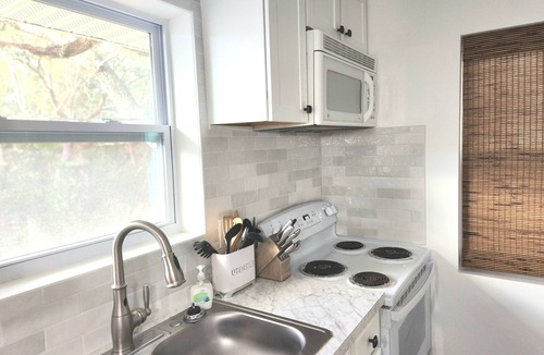 Niceville Apartment | Charming cottage in Niceville. Across from the Bay. Walk to a beach on the Bay.