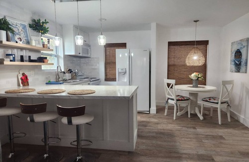 Niceville Apartment | Charming cottage in Niceville. Across from the Bay. Walk to a beach on the Bay.