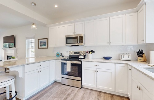 Arundel Cottage | Charming cottage on a preserve with fireplace, WiFi, W/D, pool, gym, & game room
