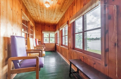 Friendship Cottage | CHARMING COTTAGE ON ROCHE-A-CRI LAKE WITH PRIVATE PIER AND BEACH - PET FRIENDLY