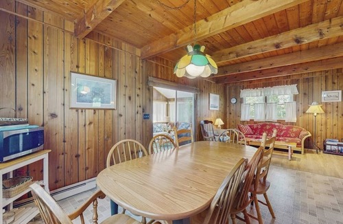 Kennebunkport House | Charming cottage with outdoor space, full kitchen, & WiFi - near beach