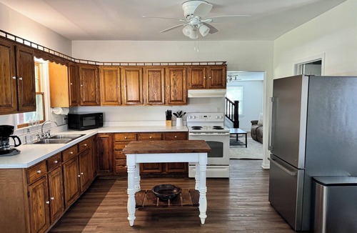 Sandusky House | Charming Family Farmhouse Near Cedar Point
