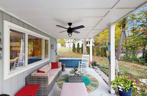 Monmouth House | Charming Four-Season Lakehouse with Scenic Views and Activities for All Ages