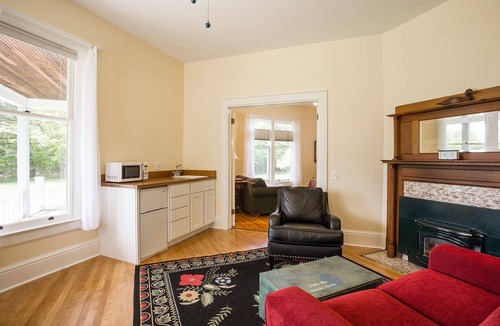 Omena Cottage | Charming guesthouse at historic Sunset Lodge