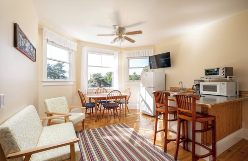 Omena Cottage | Charming guesthouse at historic Sunset Lodge