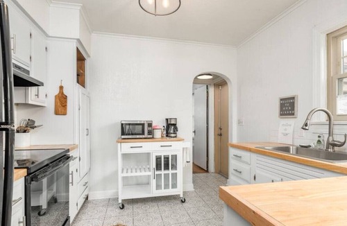 New Albany House | Charming Historic Cottage minutes from LOU!