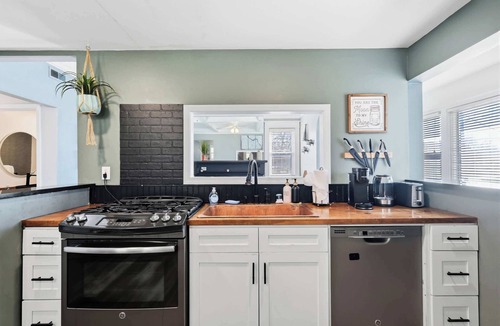 Beechmont House | Charming Historic Foursquare Home | 4BR | Backyard