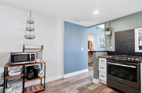 Beechmont House | Charming Historic Foursquare Home | 4BR | Backyard