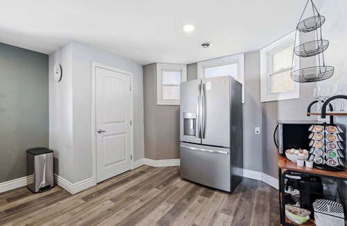 Beechmont House | Charming Historic Foursquare Home | 4BR | Backyard
