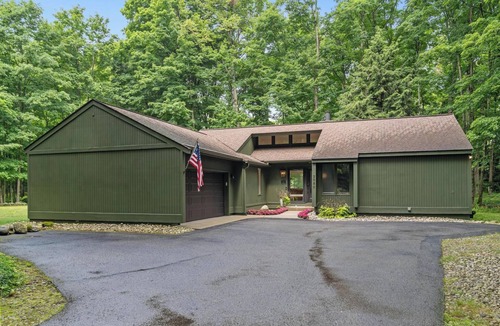 Harbor Springs House | Charming Home in Harbor Springs Close to Town and Skiing