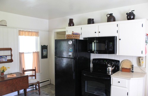 New Harbor House | Charming Home W/Harbor View: Walk to Resturants, Shops & Beach