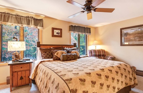 Eagle River Condo | Charming lakefront condo w/ gas fireplace, private deck close on chain of lakes!
