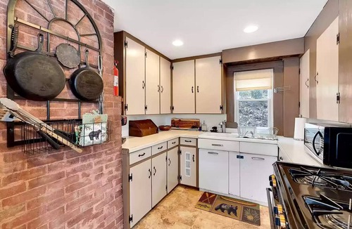 Waterford House | Charming Lakeside Cabin With Mountain Views! Boating, Fishing, Disc Golf, Skiing