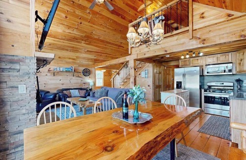 Friendship House | Charming Log Cabin- Boat, fish, hike & snowmobile—minutes to lakes & trails