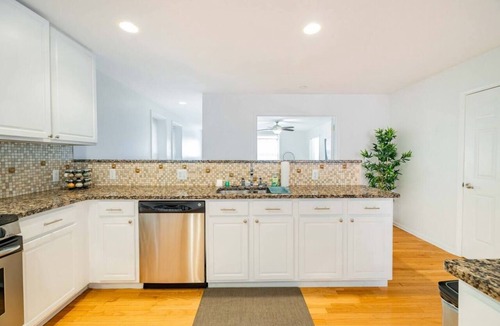 Brush Park Apartment | Charming Lower-Level Flat, Walk to Sports Stadiums