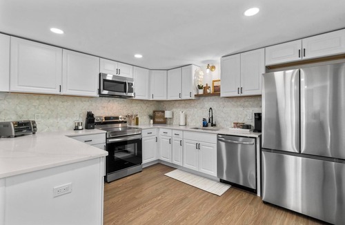 Tariffville Apartment | Charming & Newly Renovated Apartment