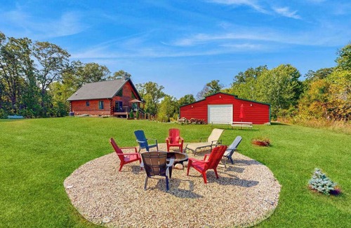 Friendship House | Charming & peaceful cabin with fire pit, deck, & great nature views - near golf