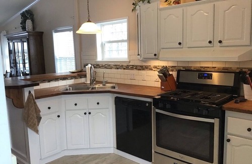 Alexandria House | Charming, Peaceful, Lakeside Retreat Lic1996