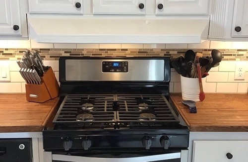 Alexandria House | Charming, Peaceful, Lakeside Retreat Lic1996