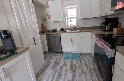 Ashtabula Cottage | Charming Relaxing Cottage, 2 minutes from Lake Shore Park Beach and Fishing