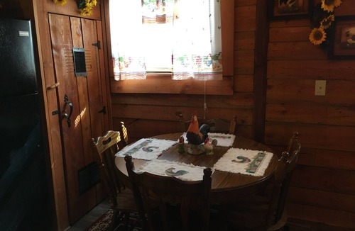 Frenchburg House | Charming rustic cottage in a beautiful wooded area
