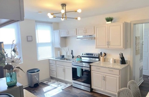 St. Louis House | Charming Tudor Home Close to Heart of STL - Long -Term Welcome