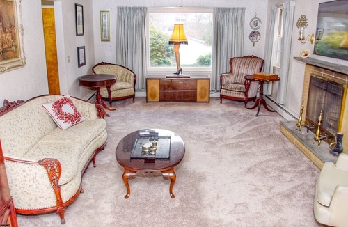 Warwick House | Charming Vintage 3B Home less than 5 miles from PVD airport
