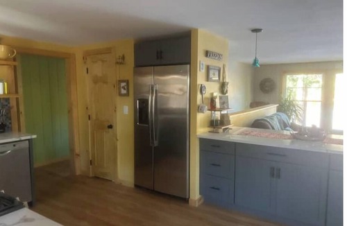 Livermore House | Charming waterfront 3-bedroom house on spring-fed Brettuns Pond