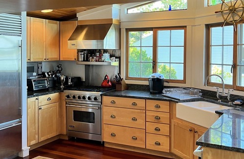 Lagoon Heights Cottage | Charming waterfront home in prime Oak Bluffs!