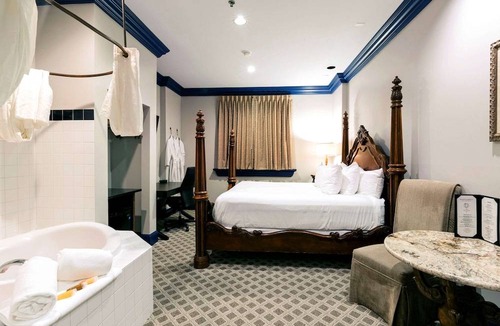 I-435 West KC-KS Hotel | Chateau Avalon, Ascend Hotel Collection